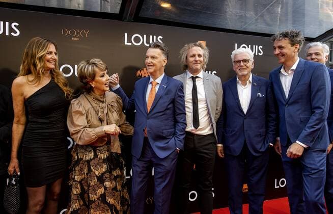 AMSTERDAM Mariska van der Klis, Truus van Gaal, Louis van Gaal, Geertjan Lassche and Jan Slagter on the red carpet prior to the premiere of LOUIS The documentary is about the life of national coach Louis van Gaal ANP KIPPA KOEN VAN WEEL xVIxANPxSportx xxANPxIVx 446971481 originalFilename: 446971481.jpg