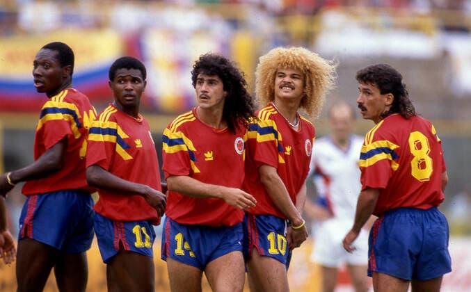 Yugoslavia - Colombia 1990 FIFA World Cup, WM, Weltmeisterschaft, Fussball 14 June 1990 FIFA World Cup - Yugoslavia v Colombia - Colombian defensive wall (l to r) Freddy Rincon, Bernardo Redin, Leonel Alvarez, Carlos Valderrama and Gabriel Gomez. Photo: Mark Leech Bologna Italy *** Jugoslawien Kolumbien 1990 Fifa-Weltpokal 14. Juni 1990 FIFA-Weltpokal Jugoslawien gegen Kolumbien Kolumbianische Verteidigungsmauer v.l.n.r. Freddy Rincon, Bernardo Redin, Leonel Alvarez, Carlos Valderrama und Gabriel Gomez Foto Mark Leech Bologna Italien  Copyright: xMarkxLeechxOffside