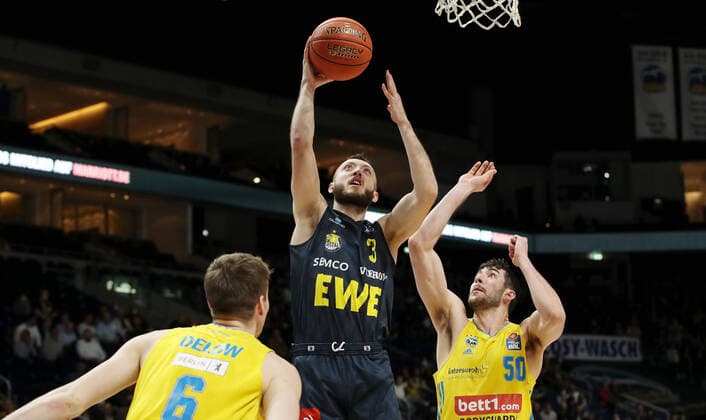 Malte Delow, Max Heidegger, Yovel Zoosman action game scene duel sport basketball BBL Bundesliga men season 2021 2022 12 04 2022 ALBA Berlin vs EWE Baskets Oldenburg
