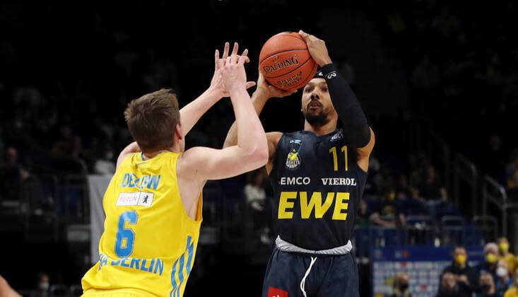 Malte Delow, Phil Pressey action game scene duel sports basketball BBL Bundesliga men season 2021 2022 12 04 2022 ALBA Berlin vs EWE Baskets Oldenburg