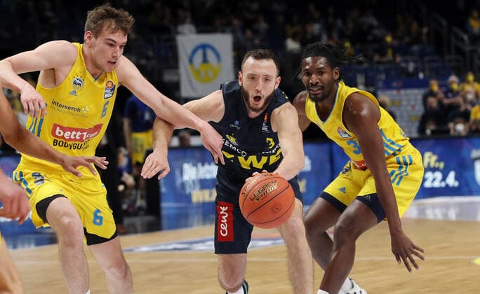 Malte Delow, Max Heidegger, Jaleen Smith action game scene duel sports basketball BBL Bundesliga men season 2021 2022 12 04 2022 ALBA Berlin vs EWE Baskets Oldenburg