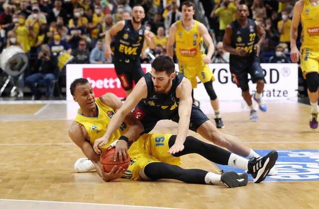 Louis Olinde, Sebastian Herrera action game scene duel sports basketball BBL Bundesliga men season 2021 2022 12 04 2022 ALBA Berlin vs EWE Baskets Oldenburg