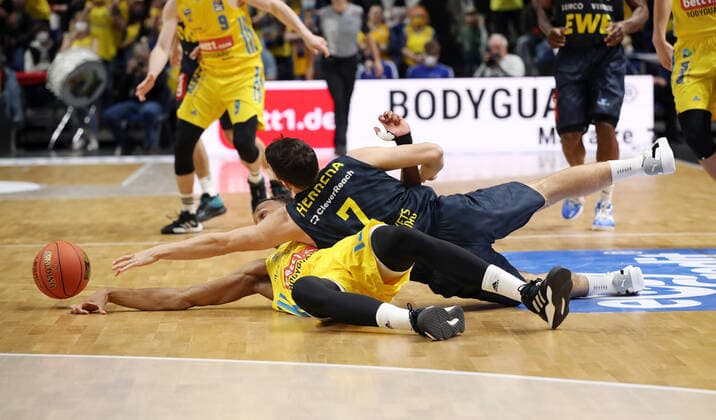Louis Olinde, Sebastian Herrera action game scene duel sports basketball BBL Bundesliga men season 2021 2022 12 04 2022 ALBA Berlin vs EWE Baskets Oldenburg
