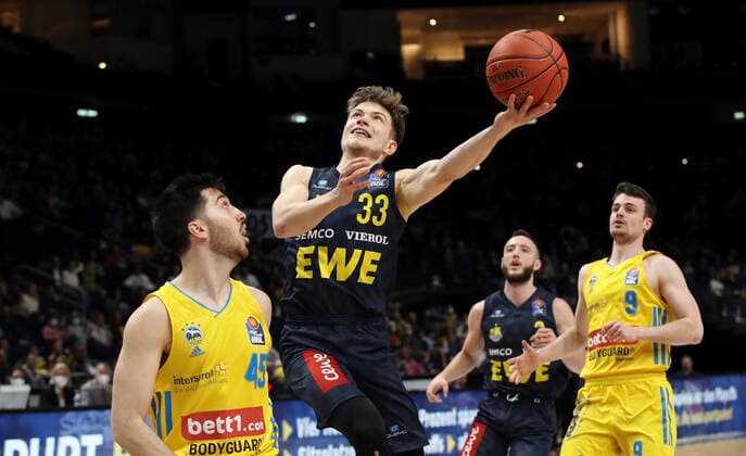 Tamir Blatt, Bennet Hundt action game scene duel sport basketball BBL Bundesliga men season 2021 2022 12 04 2022 ALBA Berlin vs EWE Baskets Oldenburg