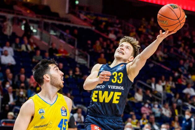 v l Tamir Blatt Alba Berlin, 45 , Bennet Hundt EWE Baskets Oldenburg, 33 , duel, action, fight, GER, Alba Berlin vs EWE Baskets Oldenburg, BBL, Basketball Bundesliga Maenner, 30 Spieltag, Saison 2021 2022, 12 04 2022, GER, Alba Berlin vs EWE Baskets Oldenburg, BBL, Basketball Bundesliga Maenner, 30 Spieltag, Saison 2021 2022, 12 04 2022, Berlin Copyright: xEibner-Pressefoto UwexKochx EP_UKH