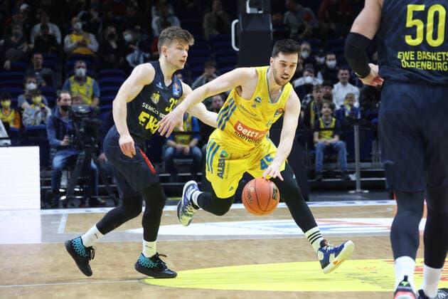 DEU, easyCredit BBL, ALBA vs Baskets Oldenburg, 12 04 2022, Mercedes Benz Arena, Berlin, DEU, easyCredit BBL, ALBA vs Baskets Oldenburg, in picture Tamir Blatt ALBA Berlin 45 , Bennet Hundt Baskets Oldenburg 33 Foto Juergen Engler nordphoto GmbH nordphotoxGmbHx xEngler nph00076