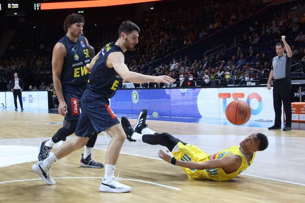 DEU, easyCredit BBL, ALBA vs Baskets Oldenburg, 12 04 2022, Mercedes Benz Arena, Berlin, DEU, easyCredit BBL, ALBA vs Baskets Oldenburg, in picture Louis Olinde ALBA Berlin 19 , Sebastian Herrera Baskets Oldenburg 7 , Reggie Lynch Baskets Oldenburg 50 Foto Juergen Engler nordphoto GmbH nordphotoxGmbHx xEngler nph00076