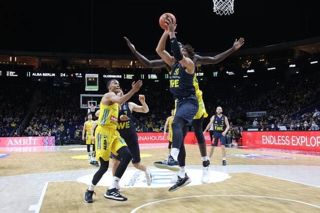 DEU, easyCredit BBL, ALBA vs Baskets Oldenburg, 12 04 2022, Mercedes Benz Arena, Berlin, DEU, easyCredit BBL, ALBA vs Baskets Oldenburg, in picture Louis Olinde ALBA Berlin 19 , Christ Koumadje ALBA Berlin 21 , Reggie Lynch Baskets Oldenburg 50 Foto Juergen Engler nordphoto GmbH nordphotoxGmbHx xEngler nph00076