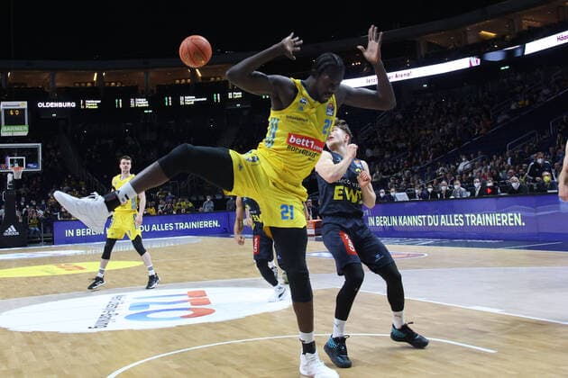 DEU, easyCredit BBL, ALBA vs Baskets Oldenburg, 12 04 2022, Mercedes Benz Arena, Berlin, DEU, easyCredit BBL, ALBA vs Baskets Oldenburg, in picture Christ Koumadje ALBA Berlin 21 , Bennet Hundt Baskets Oldenburg 33 Foto Juergen Engler nordphoto GmbH nordphotoxGmbHx xEngler nph00076