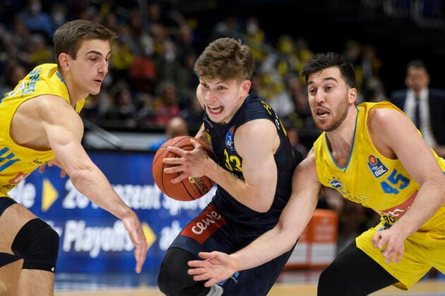 v l Tim Schneider Alba Berlin, 10 , Bennet Hundt EWE Baskets Oldenburg, 33 , Tamir Blatt Alba Berlin, 45 , duel, action, fight, energetic, GER, Alba Berlin vs EWE Baskets Oldenburg, BBL, Basketball Bundesliga Maenner, 30 Spieltag, Saison 2021 2022, 12 04 2022, GER, Alba Berlin vs EWE Baskets Oldenburg, BBL, Basketball Bundesliga Maenner, 30 Spieltag, Saison 2021 2022, 12 04 2022, Berlin Copyright: xEibner-Pressefoto UwexKochx EP_UKH