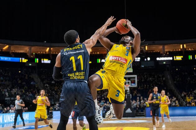 Basketball Berlin 12 04 2022 Season 2021 2022 1 Bundesliga easyCredit BBL Alba Berlin EWE Baskets Oldenburg Jaleen Smith Alba Berlin, No 03 Phil Pressey Oldenburg, No 11