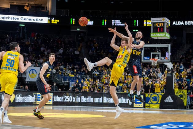 Basketball Berlin 12 04 2022 Season 2021 2022 1 Bundesliga easyCredit BBL Alba Berlin EWE Baskets Oldenburg Malte Delow Alba Berlin, No 06 Max Heidegger Oldenburg, No 03