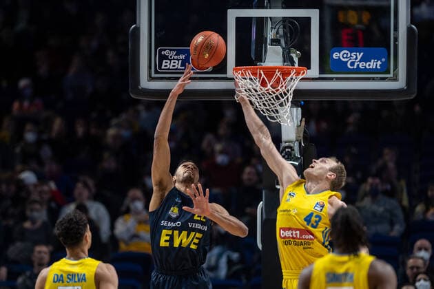 Basketball Berlin 12 04 2022 Season 2021 2022 1 Bundesliga easyCredit BBL Alba Berlin EWE Baskets Oldenburg T J Holyfield Oldenburg, No 22 Luke Sikma Alba Berlin, No 43