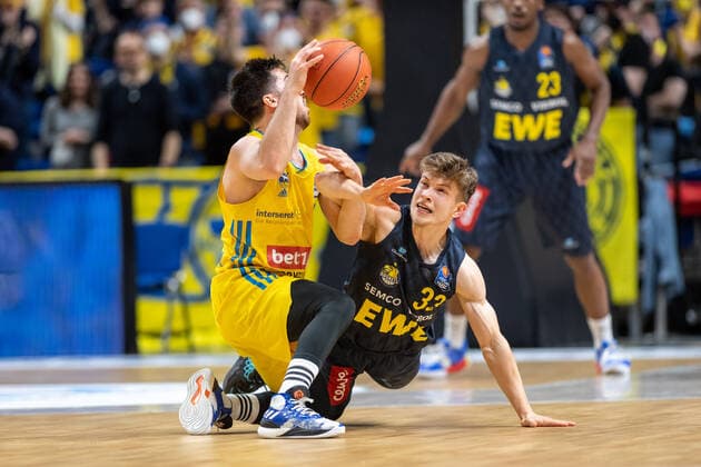 Basketball Berlin 12 04 2022 Season 2021 2022 1 Bundesliga easyCredit BBL Alba Berlin EWE Baskets Oldenburg Bennet Hundt Oldenburg, No 33 Tamir Blatt Alba Berlin, No 45