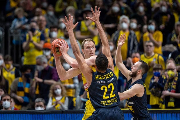 Basketball Berlin 12 04 2022 Season 2021 2022 1 Bundesliga easyCredit BBL Alba Berlin EWE Baskets Oldenburg Luke Sikma Alba Berlin, No 43 T J Holyfield Oldenburg, No 22 Max Heidegger Oldenburg, No 03
