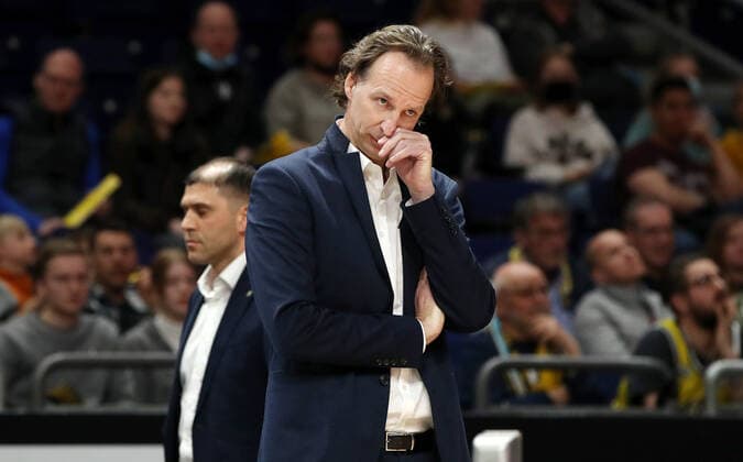 Coach Ingo Freyer thoughtful action upper body upper body sports basketball BBL Bundesliga men season 2021 2022 12 04 2022 ALBA Berlin vs EWE Baskets Oldenburg