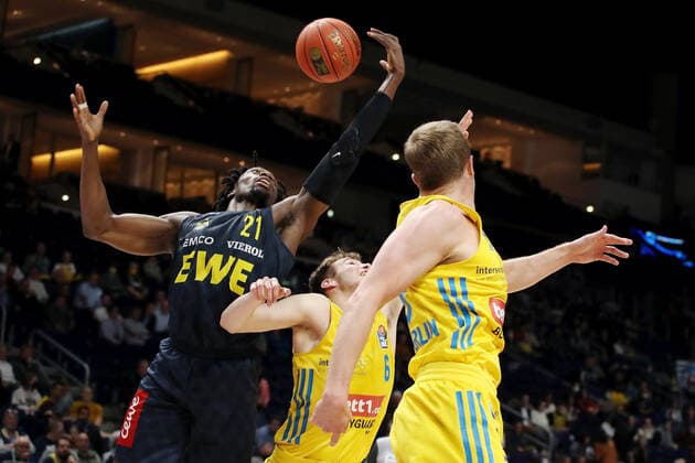 Tai Odiase, Malte Delow, Luke Sikma action game scene duel sports basketball BBL Bundesliga men season 2021 2022 12 04 2022 ALBA Berlin vs EWE Baskets Oldenburg