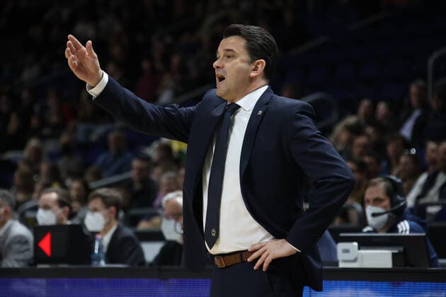 DEU, easyCredit BBL, ALBA vs Baskets Oldenburg, 12 04 2022, Mercedes Benz Arena, Berlin, DEU, easyCredit BBL, ALBA vs Baskets Oldenburg, in picture head coach Israel Gonzalez ALBA Berlin Foto Juergen Engler nordphoto GmbH nordphotoxGmbHx xEngler nph00076
