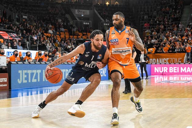 GER, BBL, ratiopharm Ulm vs MLP Academics Heidelberg 12 04 2022, ratiopharm arena, New Ulm, GER, BBL, ratiopharm Ulm vs MLP Academics Heidelberg, pictured Brekkott Chapman Heidelberg, 1 , Sindarius Thornwell Ulm, 7 nordphotoxGmbHx xHafner nph00200