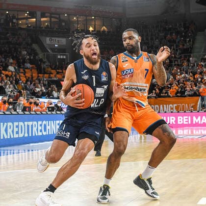 GER, BBL, ratiopharm Ulm vs MLP Academics Heidelberg 12 04 2022, ratiopharm arena, New Ulm, GER, BBL, ratiopharm Ulm vs MLP Academics Heidelberg, pictured Brekkott Chapman Heidelberg, 1 , Sindarius Thornwell Ulm, 7 nordphotoxGmbHx xHafner nph00200