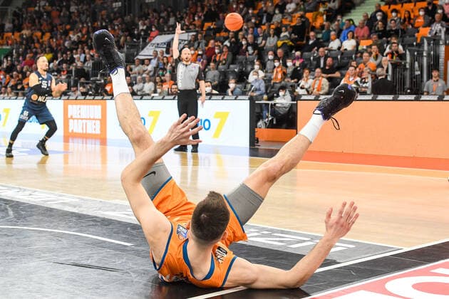 GER, BBL, ratiopharm Ulm vs MLP Academics Heidelberg 12 04 2022, ratiopharm arena, New Ulm, GER, BBL, ratiopharm Ulm vs MLP Academics Heidelberg, pictured Fedor Zugic Ulm, 44 lands on his back nordphotoxGmbHx xHafner nph00200