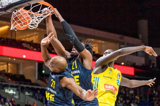 v l Rickey Paulding EWE Baskets Oldenburg, 23 , Tai Odiase EWE Baskets Oldenburg, 21 , Christ Koumadje Alba Berlin, 21 , duel, action, fight, basket, GER, Alba Berlin vs EWE Baskets Oldenburg, BBL, Basketball Bundesliga Maenner, 30 Matchday, Season 2021 2022, 12 04 2022, GER, Alba Berlin vs EWE Baskets Oldenburg, BBL, Basketball Bundesliga Maenner, 30 Matchday, Season 2021 2022, 12 04 2022, Berlin Copyright: xEibner-Pressefoto UwexKochx EP_UKH