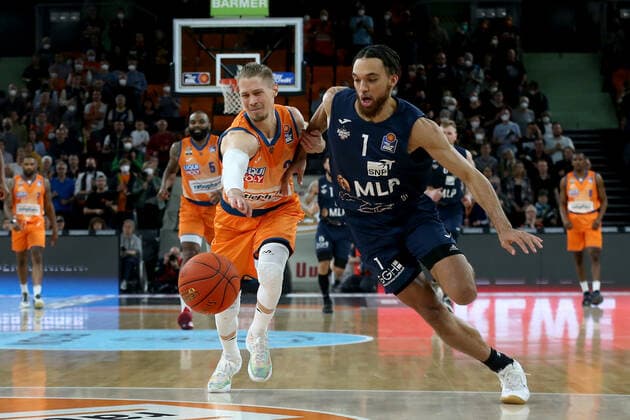12 04 22, Neu Ulm, Germany, ratiopharm Arena, ratiopharm ulm vs MLP Academics Heidelberg Basketball Bundesliga, Thomas Klepeisz ratiopharm ulm and Brekkott Chapman MLP Academics Heidelberg in duel Photo H Langer Neu Ulm ratiopharm Arena Bayern Germany  541_ULMHEI20220412_009 Langer-541