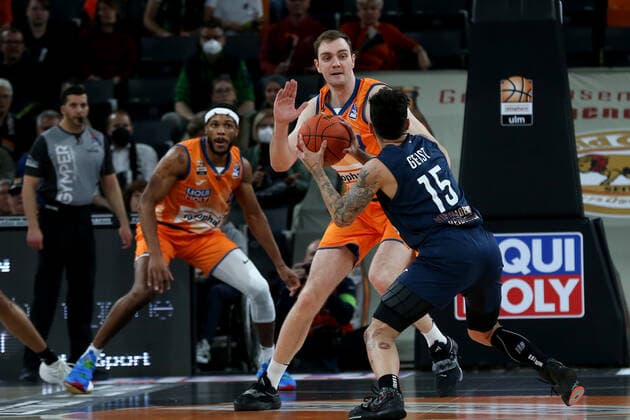 12 04 22, Neu Ulm, Germany, ratiopharm Arena, ratiopharm ulm vs MLP Academics Heidelberg Basketball Bundesliga, Philipp Herkenhoff ratiopharm ulm and Jordan Geist MLP Academics Heidelberg in duel Photo H Langer Neu Ulm ratiopharm Arena Bayern Germany  541_ULMHEI20220412_017 Langer-541