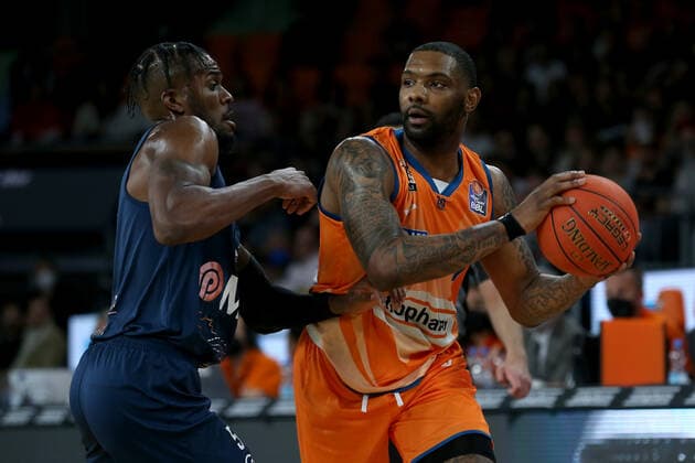 12 04 22, Neu Ulm, Germany, ratiopharm Arena, ratiopharm ulm vs MLP Academics Heidelberg Basketball Bundesliga, Shyron Ely MLP Academics Heidelberg and Sindarius Thornwell ratiopharm ulm in duel Photo H Langer Neu Ulm ratiopharm Arena Bayern Germany  541_ULMHEI20220412_023 Langer-541