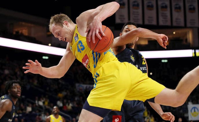 Luke Sikma, T J Holyfield action game scene duel sports basketball BBL Bundesliga men season 2021 2022 12 04 2022 ALBA Berlin vs EWE Baskets Oldenburg