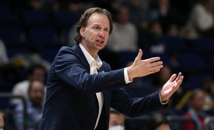 Coach Ingo Freyer pointing, gesturing action upper body upper body sports basketball BBL Bundesliga men season 2021 2022 12 04 2022 ALBA Berlin vs EWE Baskets Oldenburg