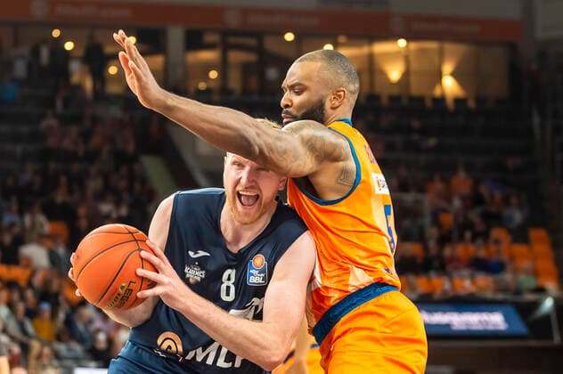 Max Ugrai 8, MLP Academics Heidelberg with Sean Evans 5, Ratiopharm Ulm GER, Basketball, easyCredit Basketball Bundesliga, Matchday 30, Ratiopharm Ulm vs MLP Academics Heidelberg, 12 04 2022, GER, Basketball, easyCredit Basketball Bundesliga, Matchday 30, Ratiopharm Ulm vs MLP Academics Heidelberg, 12 04 2022 New Ulm. Copyright: xEibner-Pressefotox EP_FWF