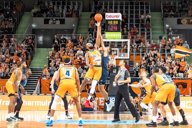 Tip Off between Sean Evans 5, Ratiopharm Ulm and Brekkott Chpaman 1, MLP Academics Heidelberg with possession for the home side GER, Basketball, easyCredit Basketball Bundesliga, Spieltag 30, Ratiopharm Ulm vs MLP Academics Heidelberg, 12 04 2022, GER, Basketball, easyCredit Basketball Bundesliga, Spieltag 30, Ratiopharm Ulm vs MLP Academics Heidelberg, 12 04 2022 New Ulm Copyright: xEibner-Pressefotox EP_FWF