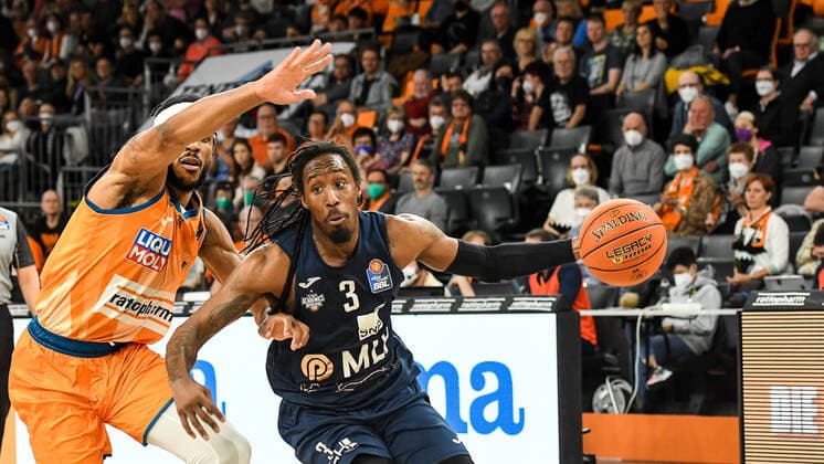 GER, BBL, ratiopharm Ulm vs MLP Academics Heidelberg 12 04 2022, ratiopharm arena, New Ulm, GER, BBL, ratiopharm Ulm vs MLP Academics Heidelberg, pictured Jaron Blossomgame Ulm, 4 , Robert Lowery Heidelberg, 3 nordphotoxGmbHx xHafner nph00200