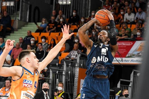 GER, BBL, ratiopharm Ulm vs MLP Academics Heidelberg 12 04 2022, ratiopharm arena, New Ulm, GER, BBL, ratiopharm Ulm vs MLP Academics Heidelberg, in picture Fedor Zugic Ulm, 44 cant stop Robert Lowery Heidelberg, 3 from throwing nordphotoxGmbHx xHafner nph00200