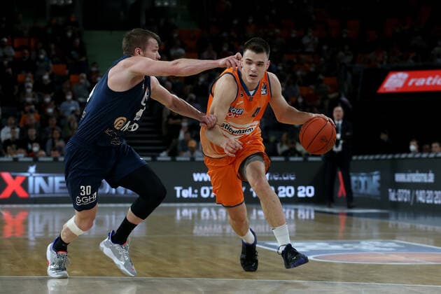 12 04 22, Neu Ulm, Germany, ratiopharm Arena, ratiopharm ulm vs MLP Academics Heidelberg Basketball Bundesliga, Leon Friederici MLP Academics Heidelberg and Fedor Zugic ratiopharm ulm in duel Photo H Langer Neu Ulm ratiopharm Arena Bayern Germany  541_ULMHEI20220412_032 Langer-541
