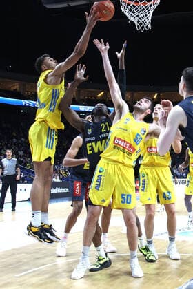 DEU, easyCredit BBL, ALBA vs Baskets Oldenburg, 12 04 2022, Mercedes Benz Arena, Berlin, DEU, easyCredit BBL, ALBA vs Baskets Oldenburg, in picture Oscar da Silva ALBA Berlin 1 , Yovel Zoosman ALBA Berlin 50 , Luke Sikma ALBA Berlin 43 , Tai Odiase Baskets Oldenburg 21 Foto Juergen Engler nordphoto GmbH nordphotoxGmbHx xEngler nph00076
