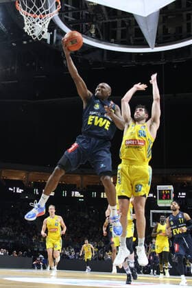DEU, easyCredit BBL, ALBA vs Baskets Oldenburg, 12 04 2022, Mercedes Benz Arena, Berlin, DEU, easyCredit BBL, ALBA vs Baskets Oldenburg, in picture Yovel Zoosman ALBA Berlin 50 , Rickey Paulding Baskets Oldenburg 23 Foto Juergen Engler nordphoto GmbH nordphotoxGmbHx xEngler nph00076