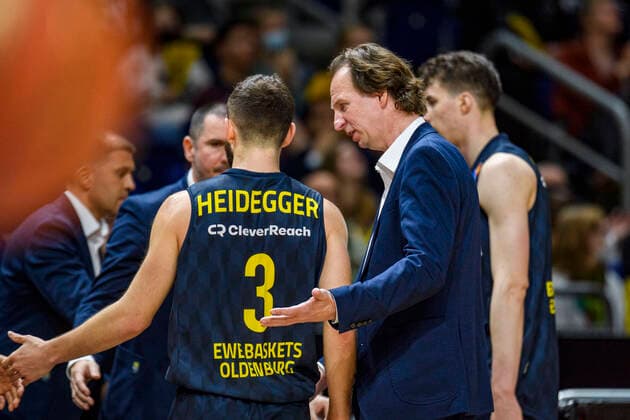v l Max Heidegger EWE Baskets Oldenburg, 03 , Ingo Freyer EWE Baskets Oldenburg, coach , dep, loses, GER, Alba Berlin vs EWE Baskets Oldenburg, BBL, Basketball Bundesliga Maenner, 30 Spieltag, Saison 2021 2022, 12 04 2022, GER, Alba Berlin vs EWE Baskets Oldenburg, BBL, Basketball Bundesliga Maenner, 30 Spieltag, Saison 2021 2022, 12 04 2022, Berlin Copyright: xEibner-Pressefoto UwexKochx EP_UKH