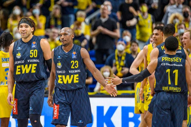 v l Reggie Lynch EWE Baskets Oldenburg, 50 , Rickey Paulding EWE Baskets Oldenburg, 23 , Phil Pressey EWE Baskets Oldenburg, 11 , sad, depressed, angry, GER, Alba Berlin vs EWE Baskets Oldenburg, BBL, Basketball Bundesliga Maenner, 30 Spieltag, Saison 2021 2022, 12 04 2022, GER, Alba Berlin vs EWE Baskets Oldenburg, BBL, Basketball Bundesliga Maenner, 30 Spieltag, Saison 2021 2022, 12 04 2022, Berlin Copyright: xEibner-Pressefoto UwexKochx EP_UKH