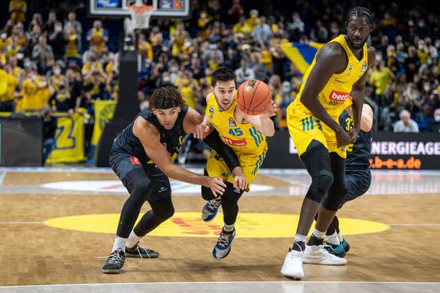 Basketball Berlin 12 04 2022 Season 2021 2022 1 Bundesliga easyCredit BBL Alba Berlin EWE Baskets Oldenburg Tamir Blatt Alba Berlin, No 45 Reggie Lynch Oldenburg, No 50