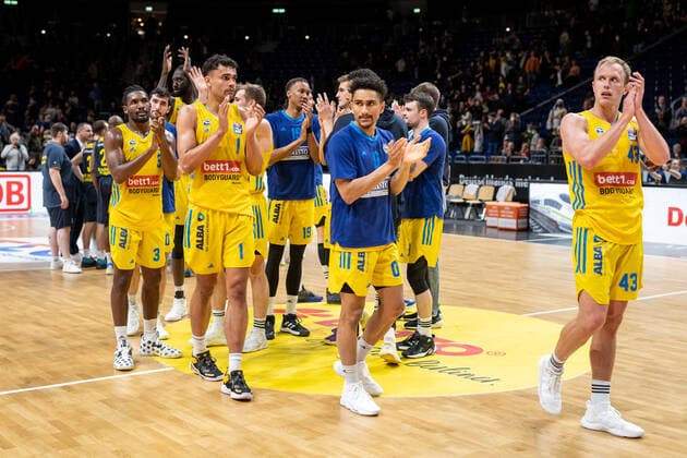 Basketball Berlin 12 04 2022 Season 2021 2022 1 Bundesliga easyCredit BBL Alba Berlin EWE Baskets Oldenburg Cheers Alba Luke Sikma Alba Berlin, No 43 Oscar Da Silva Alba Berlin, No 01 Maodo Lo Alba Berlin, No 00 Jaleen Smith Alba Berlin, No 03 and others.