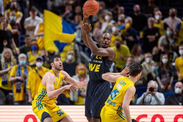 Basketball Berlin 12 04 2022 Season 2021 2022 1 Bundesliga easyCredit BBL Alba Berlin EWE Baskets Oldenburg Rickey Paulding Oldenburg, No 23 Tamir Blatt Alba Berlin, No 45 Javel Zoosman Alba Berlin, No 50