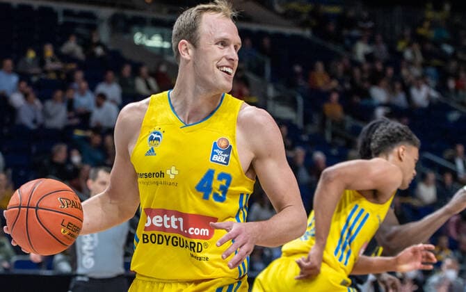 12 04 22, Berlin, Basketball, 1 Bundesliga, easyCredit BBL, Hauptrunde, 30 Spieltag, Mercedes Benz Arena ALBA Berlin EWE Baskets Oldenburg ALBAs Luke Sikma on the ball ALBA Berlin EWE Baskets Oldenburg