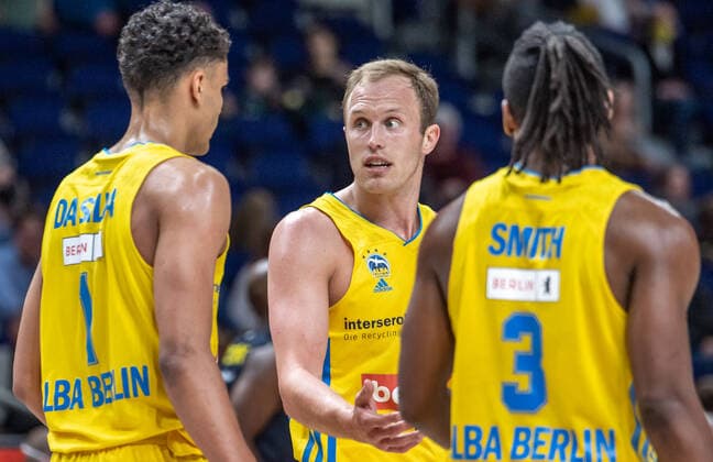 12 04 22, Berlin, Basketball, 1 Bundesliga, easyCredit BBL, Hauptrunde, 30 Spieltag, Mercedes Benz Arena ALBA Berlin EWE Baskets Oldenburg Albas Oscar da Silva,ALBAs Luke Sikma and ALBAs Jaleen Smith high-five ALBA Berlin EWE Baskets Oldenburg