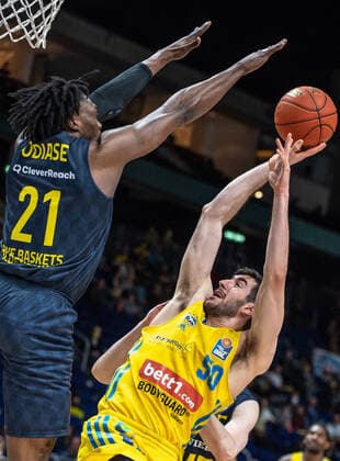 12 04 22, Berlin, Basketball, 1 Bundesliga, easyCredit BBL, Hauptrunde, 30 Spieltag, Mercedes Benz Arena ALBA Berlin EWE Baskets Oldenburg Tai Odiase of EWE Baskets Oldenburg l jumps to the ball against ALBAs Yovel Zoosman ALBA Berlin EWE Baskets Oldenburg EP_UKH
