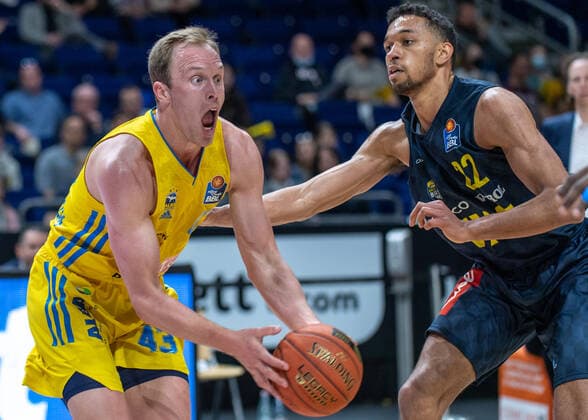 12 04 22, Berlin, Basketball, 1 Bundesliga, easyCredit BBL, Hauptrunde, 30 Spieltag, Mercedes Benz Arena ALBA Berlin EWE Baskets Oldenburg ALBAs Luke Sikma l and T J Holyfield of EWE Baskets Oldenburg fight for the ball ALBA Berlin EWE Baskets Oldenburg EP_UKH