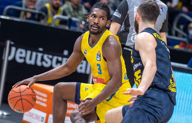 12 04 22, Berlin, Basketball, 1 Bundesliga, easyCredit BBL, Hauptrunde, 30 Spieltag, Mercedes Benz Arena ALBA Berlin EWE Baskets Oldenburg ALBAs Jaleen Smith l and Max Heidegger of EWE Baskets Oldenburg fight for the ball ALBA Berlin EWE Baskets Oldenburg EP_UKH
