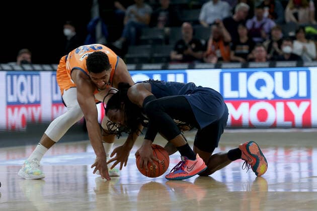 12 04 22, Neu Ulm, Germany, ratiopharm Arena, ratiopharm ulm vs MLP Academics Heidelberg Basketball Bundesliga, Karim Jallow ratiopharm ulm and Robert Lowery MLP Academics Heidelberg in duel Foto H Langer Neu Ulm ratiopharm Arena Bayern Deutschland  541_ULMHEI20220412_064 Langer-541