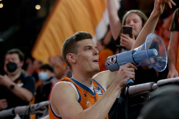 12 04 22, Neu Ulm, Germany, ratiopharm Arena, ratiopharm ulm vs MLP Academics Heidelberg Basketball Bundesliga, Christoph Philipps ratiopharm ulm with the fans Photo H Langer Neu Ulm ratiopharm Arena Bayern Germany  541_ULMHEI20220412_066 Langer-541